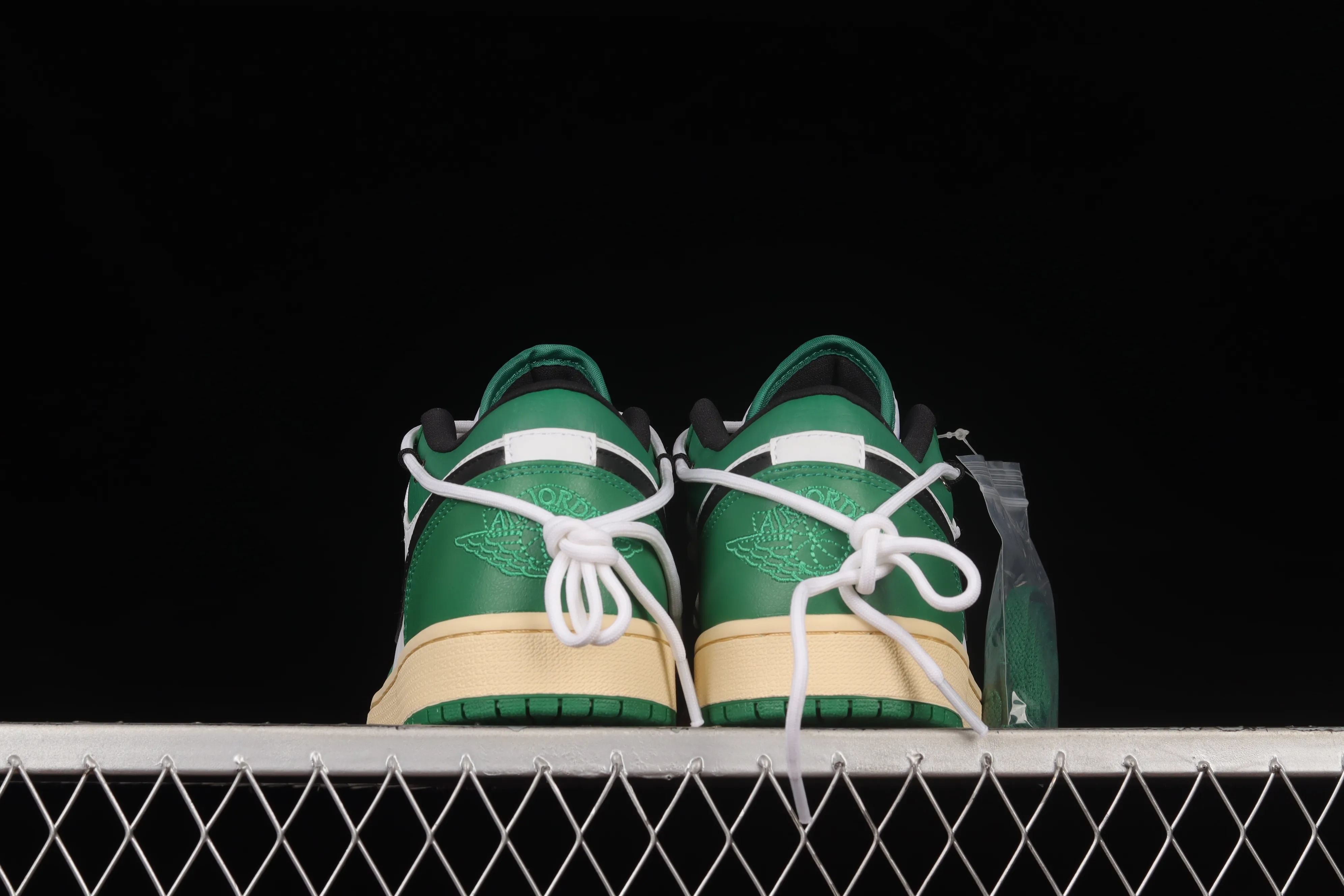 All categories Air Jordan Jordan series basketball shoes Air Jordan 1 Low Z version Air Jordan 1 Low AJ1 Joe 1 customized version Vibe flavor deconstruction Sports culture basketball shoes 553558-129